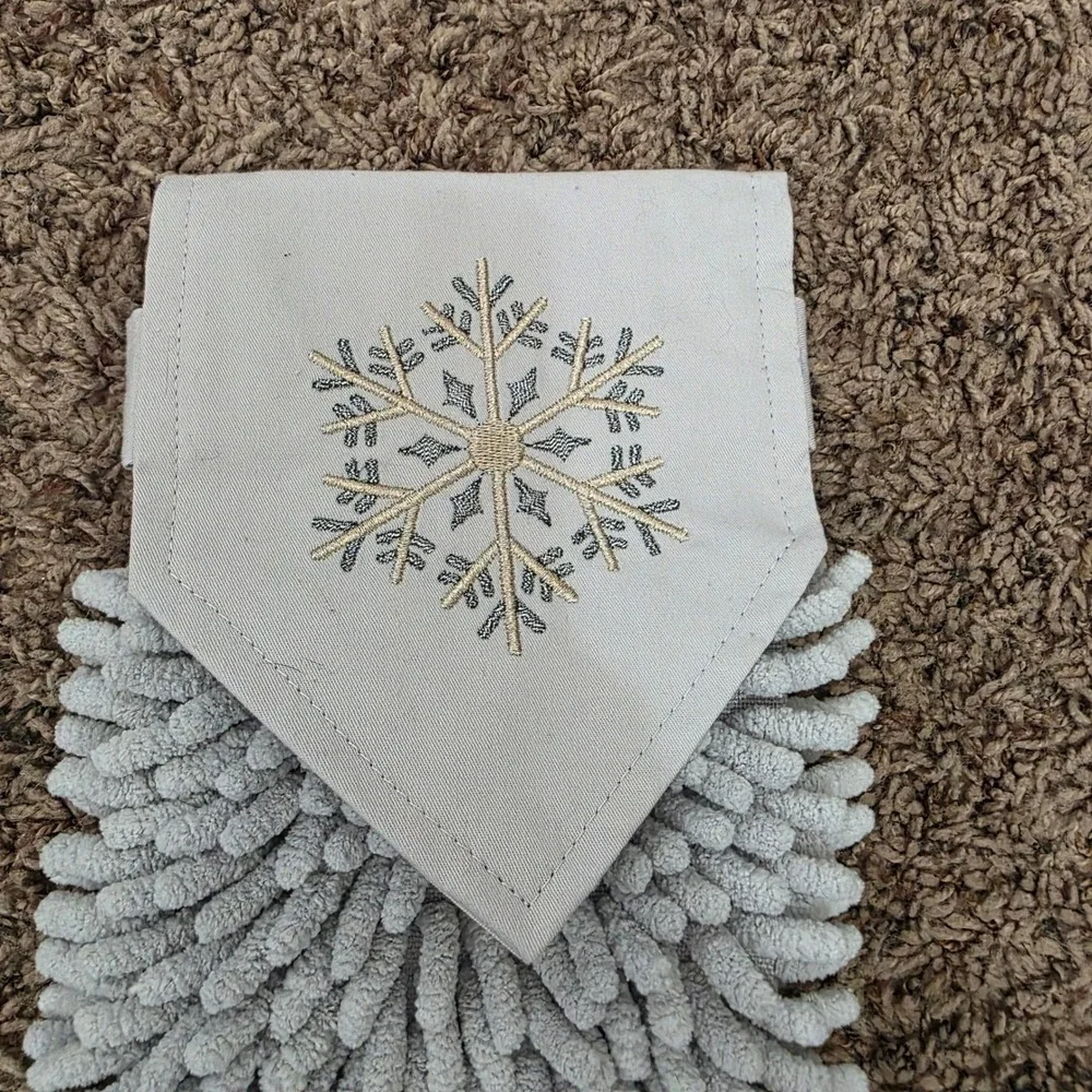 Norwex Snowflake Chenille Hand Towel Hanging Holiday Gray Silver Gold BacLock